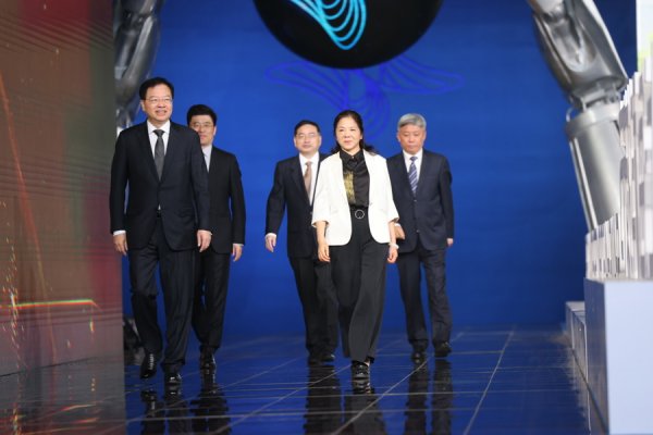 配资知识信息服务 人形机器人首次走上AI红毯打太极，2025上海科技节开幕